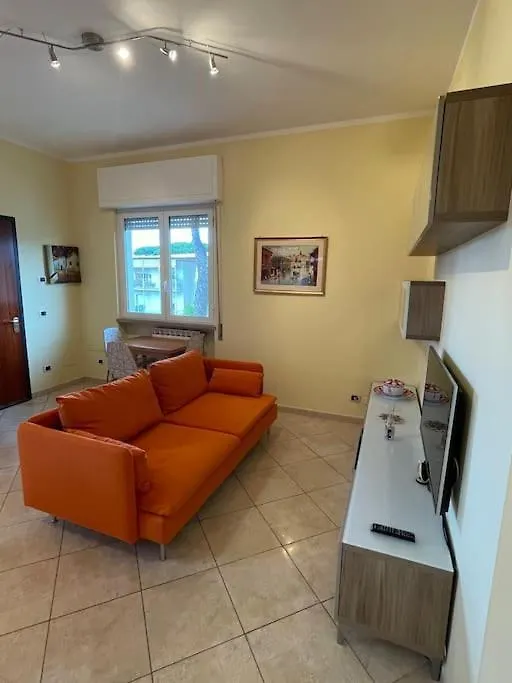 Luminosa Casa Con Posto Auto In Versilia A 5 Min Dal Mare Camaiore Сasa de vacaciones